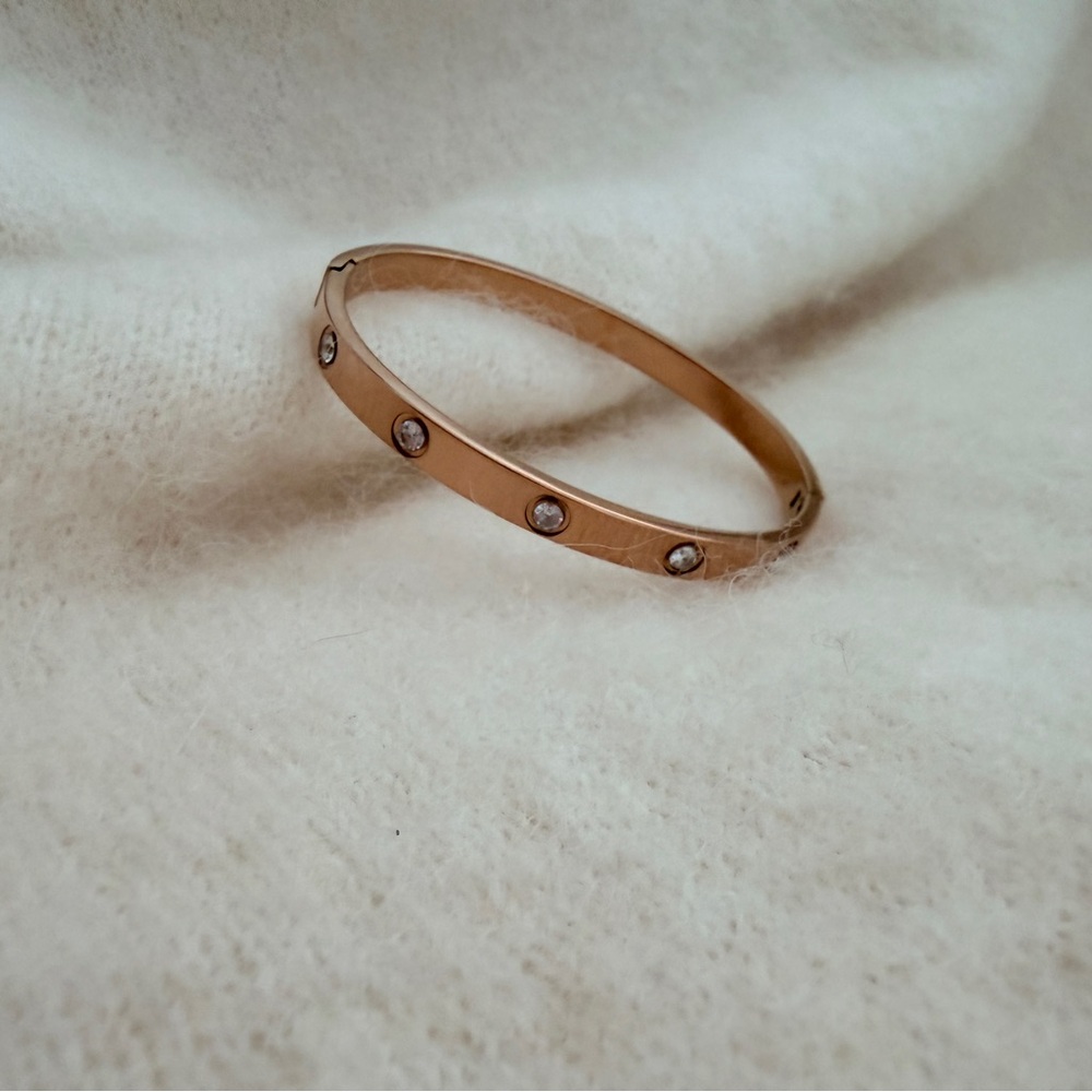 Elegant Gold Bracelet with Crystal Accents